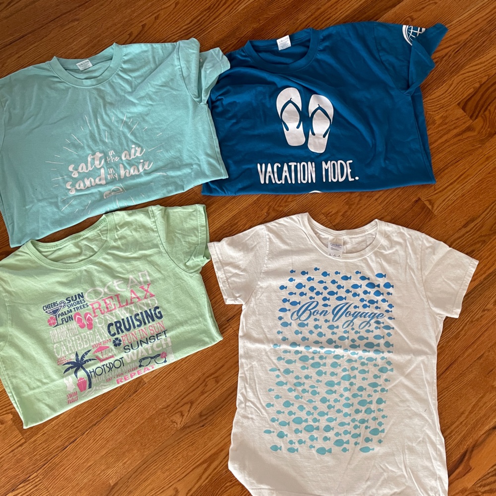 4 T-Shirts Vacation, Blue: XL, Teal: L, Green & White: M